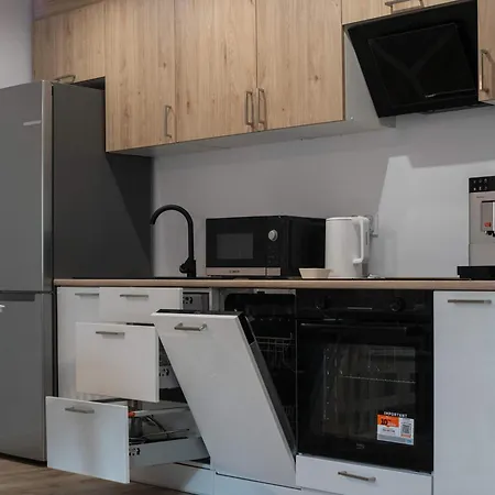 Spacious & Functional With Workspace By Renters