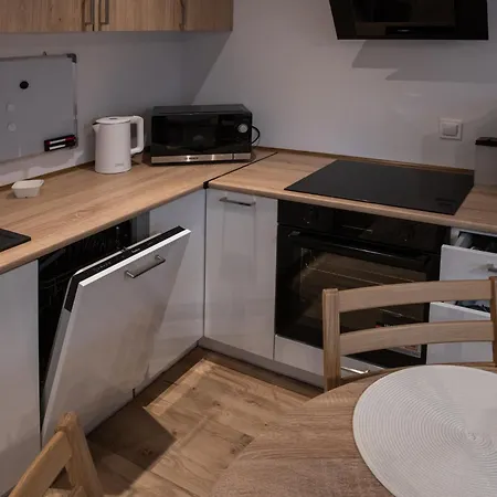 Spacious & Functional With Workspace By Renters Apartment *