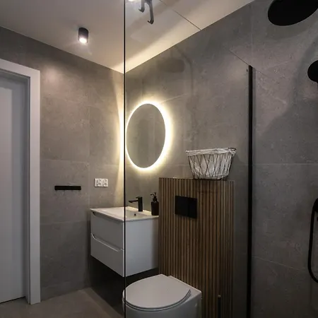 Spacious & Functional With Workspace By Renters Apartment *