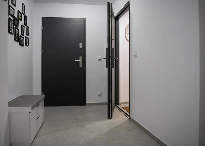 Spacious & Functional With Workspace By Renters Apartament