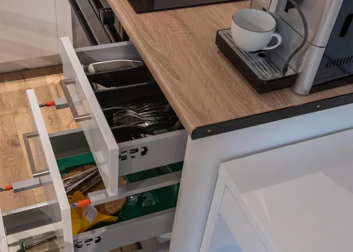 Spacious & Functional With Workspace By Renters Apartament *